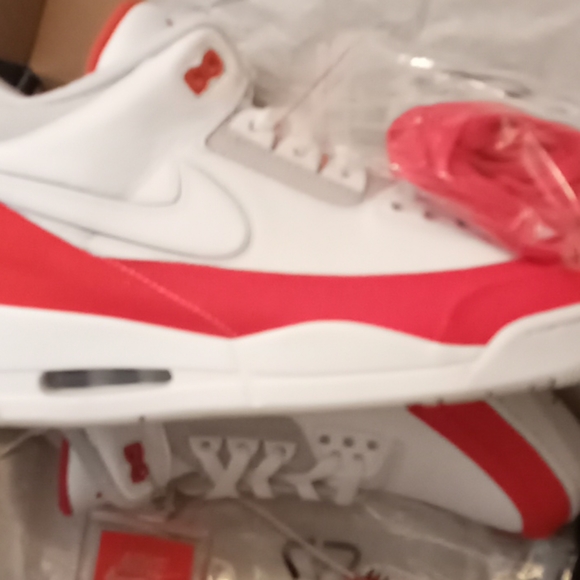Athletic_Shoes
